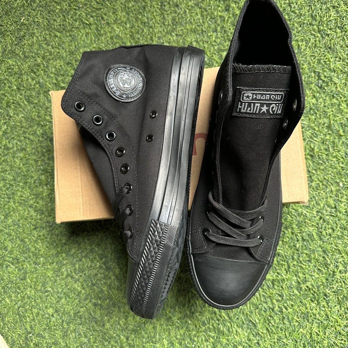 Men's Classic All-Black Canvas Sneakers